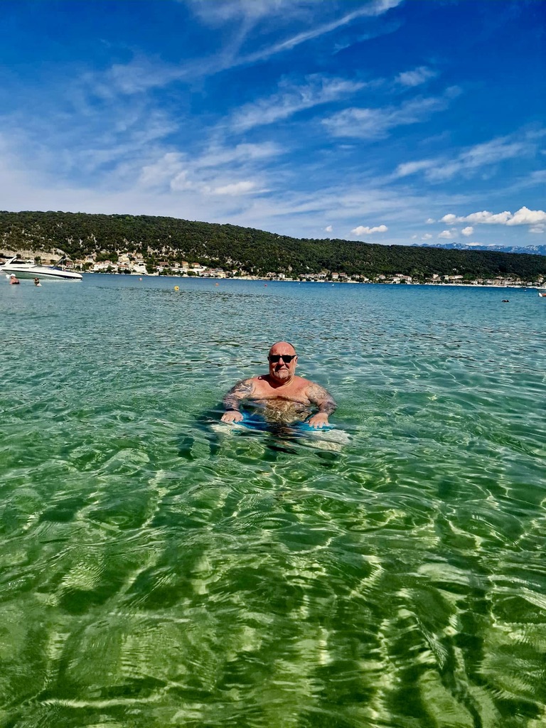 Schwimmen im klaren Meer auf Rab