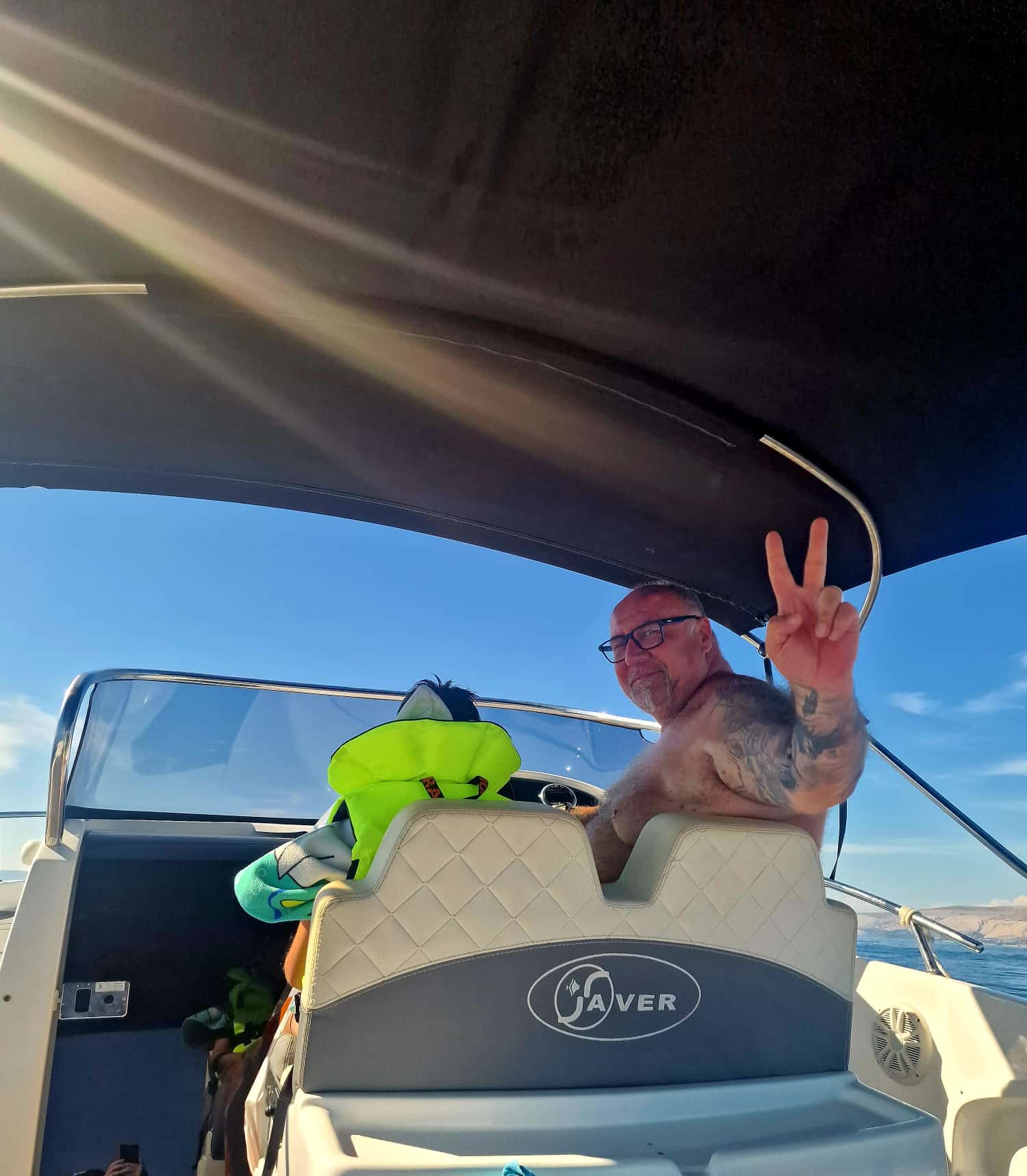Familie unterwegs auf dem Boot