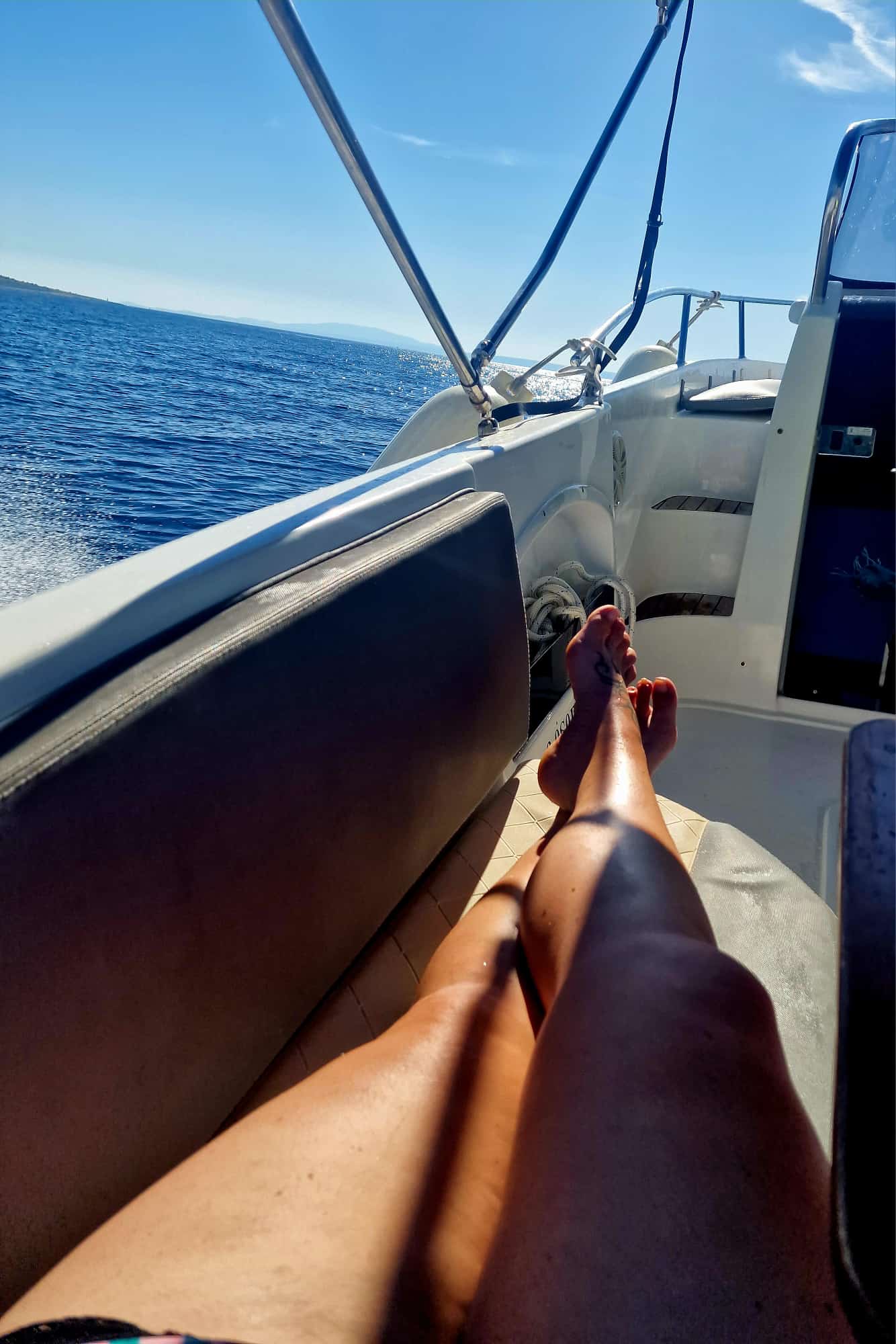 Entspannter Moment auf dem Boot vor Rab