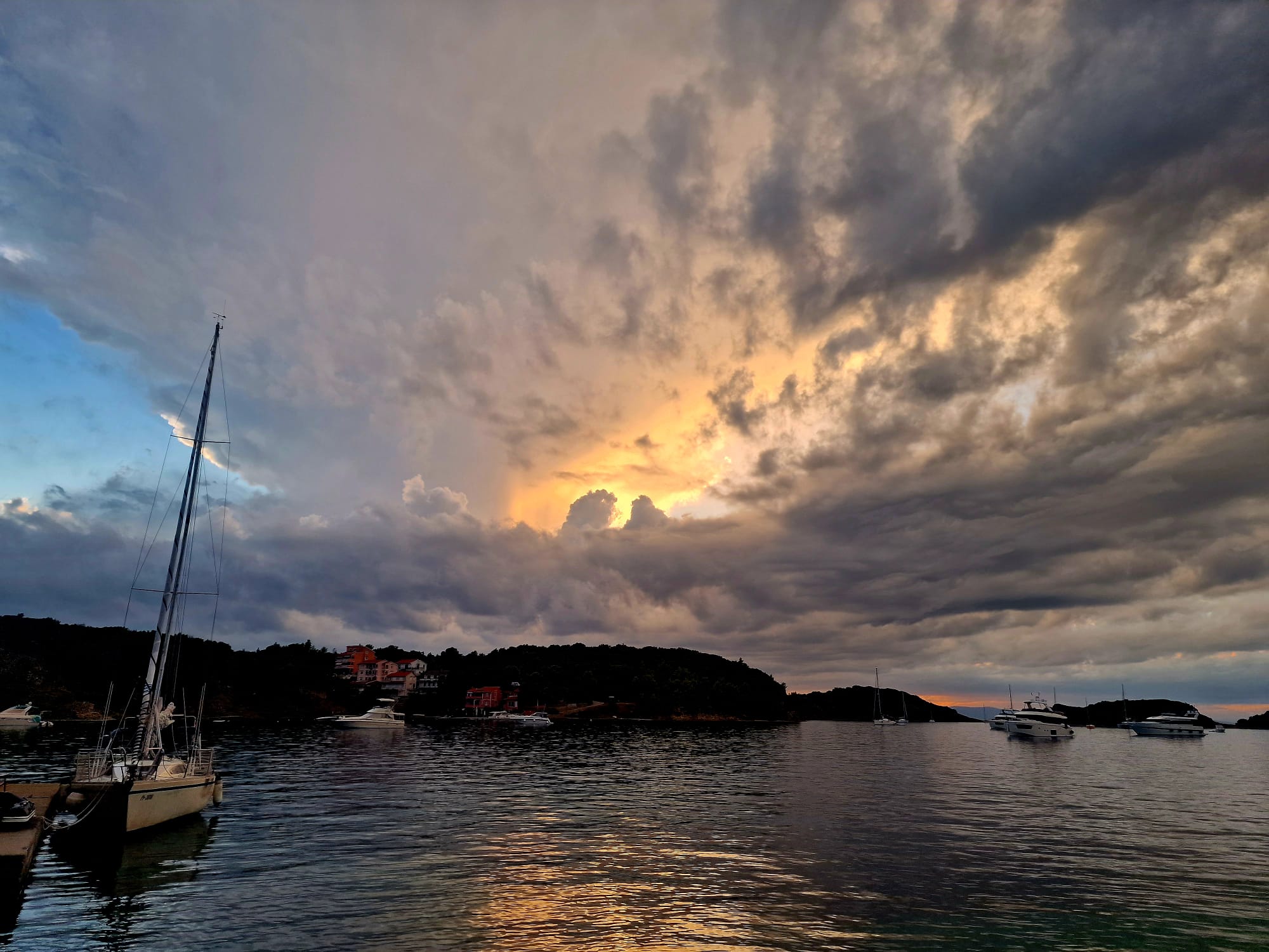 Sonnenuntergang über dem Meer bei Rab